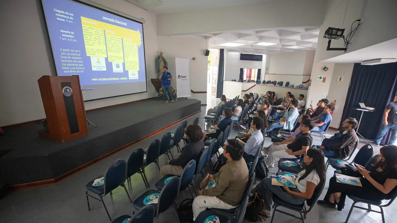Estudiantes PUCP se preparan para ser observadores de las Elecciones Generales 2026